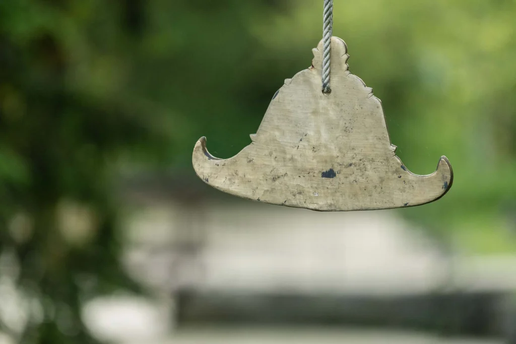 The bell that is struck to announce mealtime. A truly sublime sound.