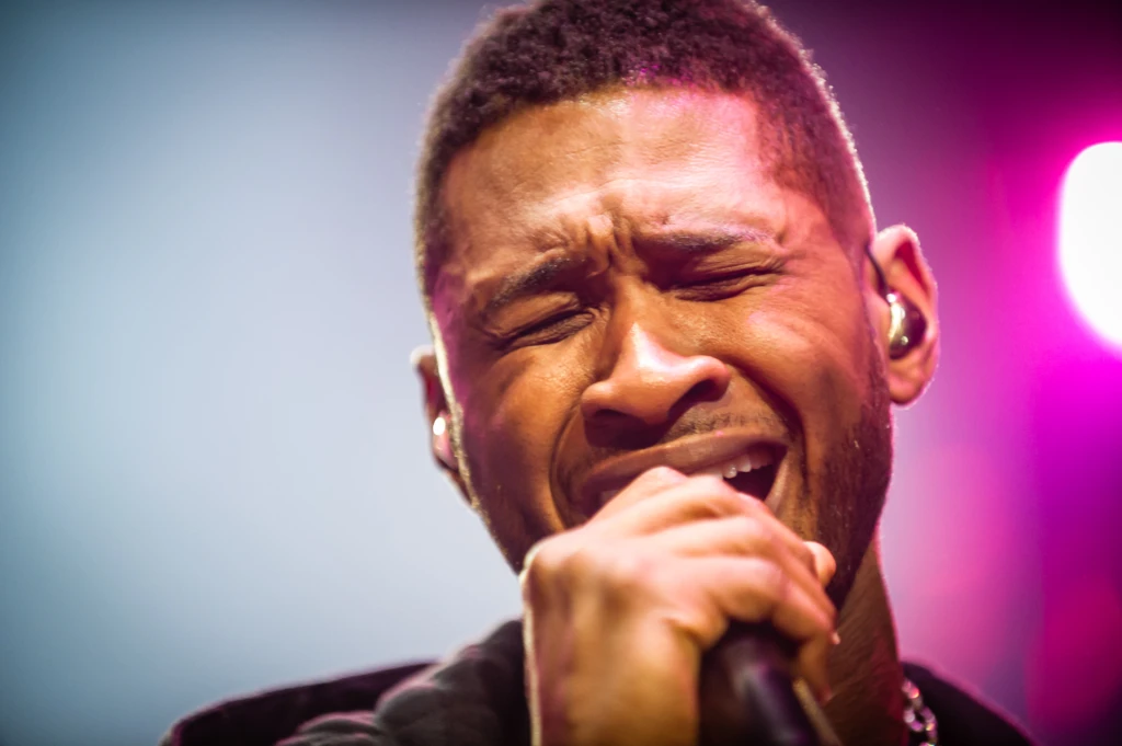 Usher performing at the 2012 WGCI BigJam at Allstate Arena in Rosemont, Illinois.