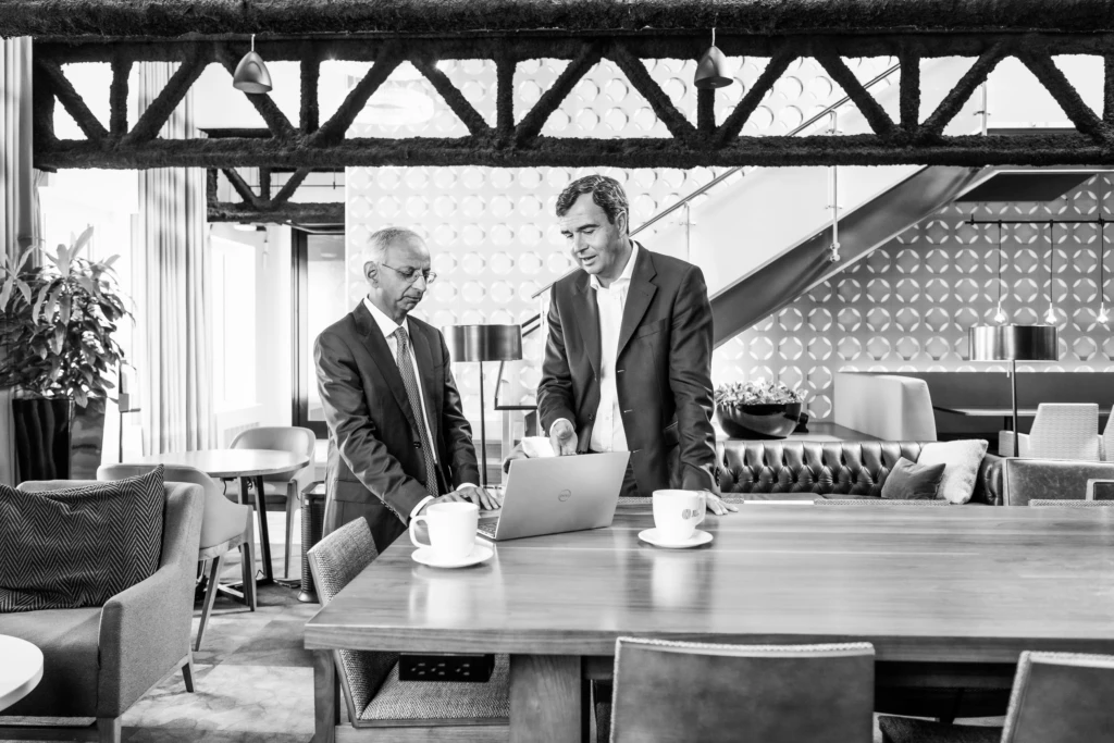 The Chairman of the Board and CEO of a very large global commercial real estate firm pause for a posed discussion over fake information on a laptop screen. Matt and team had just thirty minutes to create a series of lifestyle images and 3/4 length portraits of these incredibly business executives. They finished in 20 minutes, much to everybody's delight.
@mcguirephoto assist